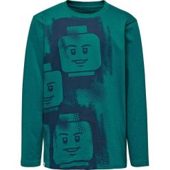 Koszulka "CM-50109" w kolorze morskim. Niebieskie t-shirty chłopięce LEGO Wear, z nadrukiem, z bawełny, z długim rękawem. W wyprzedaży za 35,95 zł.