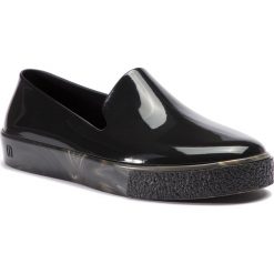 Lordsy MELISSA - Ground II Ad 32518 Black/Clear 51912. Czarne półbuty damskie Melissa, z tworzywa sztucznego, bez obcasa, na płaskiej podeszwie. W wyprzedaży za 199,00 zł.