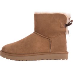 UGG Mini Bailey Bow II Śniegowce Brązowy. Pomarańczowe śniegowce damskie Ugg, na zimę, ze skóry. Za 891,95 zł.