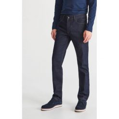 Ciemne jeansy regular - Niebieski. Niebieskie jeansy męskie Reserved, m, bez wzorów. Za 129,99 zł.