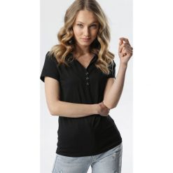 Czarny T-shirt Teodora. Czarne koszulki damskie polo Born2be, s, bez wzorów, z jeansu, z krótkim rękawem. Za 39,99 zł.