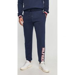 Tommy Hilfiger - Spodnie. Niebieskie spodnie męskie TOMMY HILFIGER, na co dzień, s, z aplikacjami, z bawełny. Za 359,90 zł.