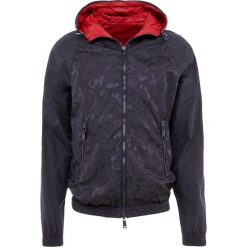 Emporio Armani BLOUSON Kurtka wiosenna fantasia blu. Niebieskie marynarki męskie Emporio Armani, m, bez wzorów, z materiału. W wyprzedaży za 694,50 zł.