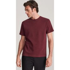 T-shirt basic - Bordowy. Czerwone t-shirty męskie Reserved, s, bez wzorów, bez kołnierzyka. W wyprzedaży za 34,99 zł.