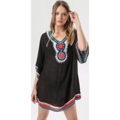 Czarna Tunika Kahlisine. Czarne tuniki damskie Born2be, s, bez wzorów, bez kołnierzyka, bez rękawów. W wyprzedaży za 54,99 zł.