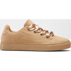 Sneakersy na podeszwie platformie bonprix beżowy. Brązowe buty sportowe damskie bonprix. Za 79,99 zł.