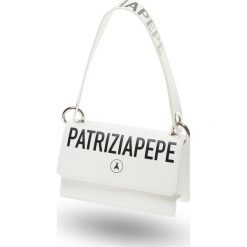 TOREBKA Patrizia Pepe. Białe torebki worki damskie Patrizia Pepe, z nadrukiem, ze skóry, na ramię, z nadrukiem, bez dodatków. Za 1239,00 zł.