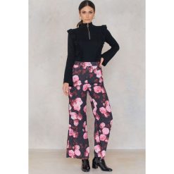 Spodnie z wysokim stanem: NA-KD Trend Rozszerzane spodnie z wysokim stanem – Black,Pink,Multicolor