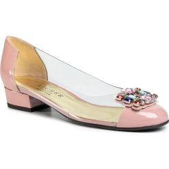 Półbuty AZURÉE - Babola 08EE Vernis Rosa/Motif Multi 01. Różowe półbuty damskie Azurée, z aplikacjami, ze skóry, bez obcasa, na płaskiej podeszwie, bez zapięcia. W wyprzedaży za 519,00 zł.