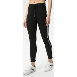 Czarno-Białe Legginsy Larigenia. Czarne legginsy damskie Born2be, s, bez wzorów, z gumy. Za 39,99 zł.