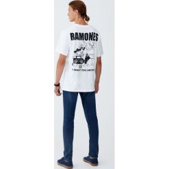 Koszulka Ramones z logo i rysunkiem. Białe koszulki męskie Pull&Bear, m, bez wzorów, bez kołnierzyka, z krótkim rękawem, krótkie. Za 69,90 zł.