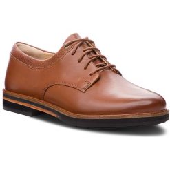 Oxfordy CLARKS - Frida Derby 261359764 Dark Tan Leather. Pomarańczowe półbuty damskie marki Clarks, na obcasie. W wyprzedaży za 249,00 zł.