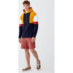 Sztruksowe bermudy z 5 kieszeniami. Różowe spodenki i szorty męskie marki Pull&Bear, m, bez wzorów, ze sztruksu. Za 109,00 zł.