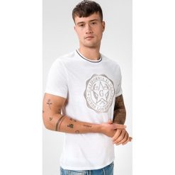 Guess Koszulka Biały. Białe podkoszulki męskie Guess, xl, z haftami, z bawełny, z krótkim rękawem. Za 176,95 zł.