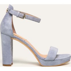 Guess Jeans - Sandały skórzane. Fioletowe klapki damskie Guess Jeans, z aplikacjami, z jeansu, bez obcasa, na obcasie. W wyprzedaży za 449,90 zł.