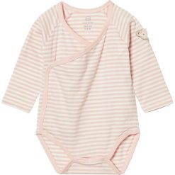 Body w kolorze jasnoróżowym. Różowe body niemowlęce Steiff, w paski, z bawełny. W wyprzedaży za 32,95 zł.