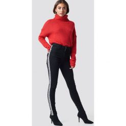 NA-KD Jeansy Skinny High Waist Side Stripe - Black. Czarne spodnie z wysokim stanem marki NA-KD, w paski, z jeansu. Za 121,95 zł.