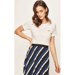 Wrangler - T-shirt. Białe bluzki damskie Wrangler, s, z bawełny, z okrągłym kołnierzem. Za 79,90 zł.