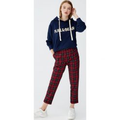 Bluza z kapturem i logo. Zielone bluzy z kapturem damskie marki Pull&Bear. Za 89,90 zł.