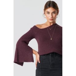 Linn Ahlborg x NA-KD Sweter na jedno ramię - Red. Czerwone swetry klasyczne damskie marki Linn Ahlborg x NA-KD, z dzianiny. Za 141,95 zł.