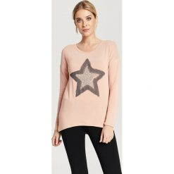Sweter w kolorze jasnoróżowym. Różowe swetry damskie Zabaione, Hailys, xl, bez wzorów, bez rękawów, bez kaptura. W wyprzedaży za 79,95 zł.