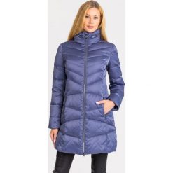 PUCHOWY PŁASZCZ EA7 EMPORIO ARMANI. Niebieskie kurtki damskie s, z aplikacjami, z puchu. Za 905,40 zł.