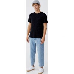 Koszulka z kropkowanego materiału. Szare koszulki męskie Pull&Bear, m, bez wzorów, bez kołnierzyka, z krótkim rękawem, krótkie. Za 59,90 zł.