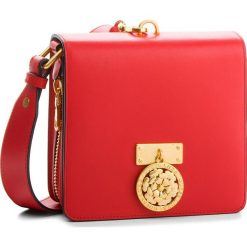 Torebka GUESS - HWALEC L8321 RED. Czerwone listonoszki damskie marki Guess, z aplikacjami, ze skóry. Za 889,00 zł.