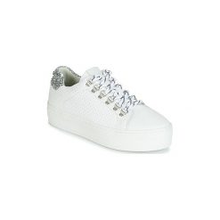 Buty Bullboxer 987000. Białe trampki i tenisówki damskie marki Bullboxer, bez wzorów, bez zapięcia. Za 309,00 zł.