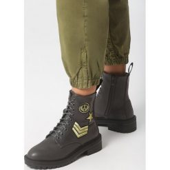 Szare Botki Military Service. Szare botki damskie Born2be, bez obcasa, na płaskiej podeszwie, bez zapięcia. W wyprzedaży za 89,99 zł.