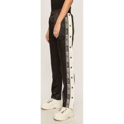 Roberto Cavalli Sport - Spodnie. Czarne spodnie damskie Roberto Cavalli Sport, s, bez wzorów, z elastanu. Za 939,90 zł.