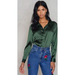 Rut&Circle Satynowa koszula Rebecka - Green. Zielone koszule damskie marki Rut&Circle, bez wzorów, z poliesteru, bez kołnierzyka, bez rękawów. Za 104,95 zł.