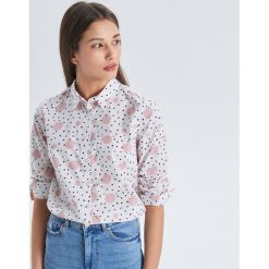 Koszula z nadrukiem all over - Biały. Białe koszule damskie Cropp, s, z nadrukiem, bez kołnierzyka, bez rękawów. W wyprzedaży za 39,99 zł.