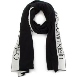 Szal CALVIN KLEIN - Stripey Branded Scar K60K604729 001. Czarne szaliki damskie Calvin Klein, z elastanu. Za 299,00 zł.