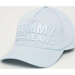 Tommy Jeans - Czapka. Niebieskie czapki damskie Tommy Jeans, z aplikacjami, z bawełny. Za 229,90 zł.