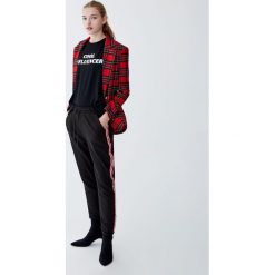 Koszulka z napisem. Zielone koszulki damskie Pull&Bear, z napisami, bez kołnierzyka, z krótkim rękawem. Za 24,90 zł.