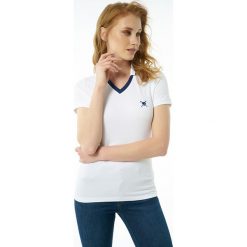 Koszulka polo w kolorze białym. Białe koszulki damskie m, polo. W wyprzedaży za 64,95 zł.