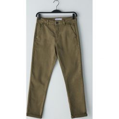 Jeansy chino -. Jeansy damskie Cropp. W wyprzedaży za 59,99 zł.
