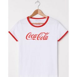 Koszulka Coca-Cola - Biały. Białe koszulki damskie House, s, bez wzorów, bez kołnierzyka, bez rękawów. Za 39,99 zł.