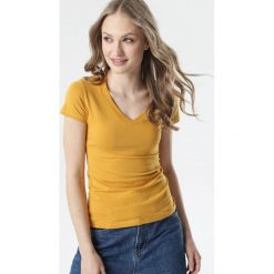 Camelowy T-shirt Aegameda. Brązowe bluzki damskie Born2be, s, bez wzorów, z dzianiny, bez kołnierzyka. Za 39,99 zł.