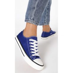 Niebieskie Trampki Petinome. Niebieskie trampki i tenisówki damskie Born2be, bez wzorów, bez zapięcia. Za 59,99 zł.