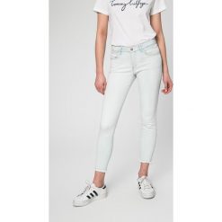 Wrangler - Jeansy SKINNY CROP ARUBA. Niebieskie jeansy damskie skinny marki Wrangler, z elastanu. W wyprzedaży za 299,90 zł.