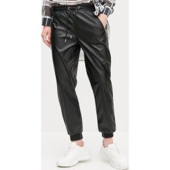 Spodnie jogger z imitacji skóry - Czarny. Czarne spodnie damskie Reserved, s, ze skóry. Za 99,99 zł.