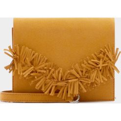 Torebka na ramię z frędzlami. Torebki klasyczne damskie Pull&Bear, bez wzorów, na ramię, z frędzlami. Za 69,90 zł.