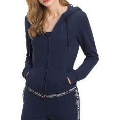Tommy Hilfiger Damska bluza z kapturem Authentic Hood y Hwk UW0UW00582-416 Navy Blaze r (Rozmiar L). Niebieskie bluzy damskie TOMMY HILFIGER, s, bez wzorów, z dzianiny, bez rękawów, z kapturem. W wyprzedaży za 270,00 zł.