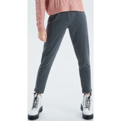 Spodnie chino - Szary. Szare spodnie damskie Cropp, bez wzorów. Za 79,99 zł.