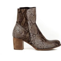 Wężowe botki na obcasie - skóra naturalna - model 454 - kolor wąż. Szare botki damskie Zapato, na wiosnę, ze skóry, eleganckie, za kostkę, na wysokim obcasie, na obcasie, na zamek. W wyprzedaży za 299,25 zł.