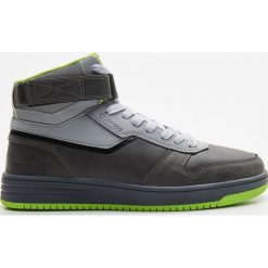 Wysokie buty sportowe - Szary. Szare buty sportowe męskie Cropp, bez zapięcia. Za 179,99 zł.