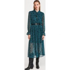 Sukienka midi w drobne kwiaty - Turkusowy. Niebieskie sukienki damskie Reserved, w kwiaty, bez kołnierzyka, bez rękawów, midi. Za 159,99 zł.