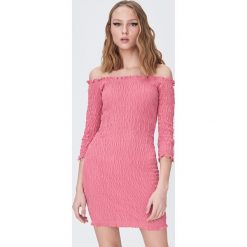Dopasowana sukienka mini cold shoulder - Różowy. Różowe sukienki damskie Sinsay, xl, bez wzorów, bez kołnierzyka, bez rękawów, mini, dopasowane. W wyprzedaży za 19,99 zł.